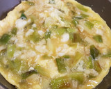 Foto del paso 2 de la receta: Tortilla de bacalao y mini cebolletas tiernas