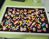 Foto del paso 4 de la receta: Tarta grande de cumpleaños de galletas (v.2) doble de chocolate