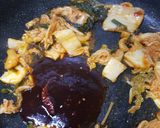 รูปขั้นตอนการทำที่ 2 ของ หมูผัดกิมจิ ซอสไก่ทอด
