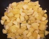 Une image de l'étape 3 de Poêlée de knacki et pommes de terre.