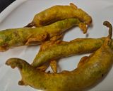 A picture of step 3 of Rajasthani Mirchi Ke Pakode.