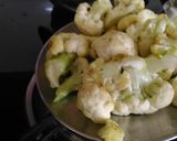 A picture of step 1 of Gobhi malai curry.