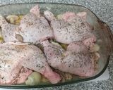 Foto del paso 4 de la receta Contramuslos de pollo al horno con alcachofas, patatas y champis