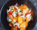 Foto langkah ke 3 dari resep Tumis jamur wortel saus tiram.
