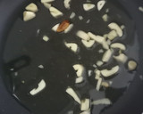 Foto del paso 3 de la receta: Ensalada templada de espinacas, gulas al ajillo y rulo de cabra
