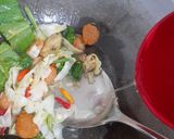 Foto langkah ke 4 dari resep Mie Goreng Udang Bakso Homemade ala Jesslyn Orlane 🍜🔥.