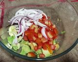 Foto del paso 2 de la receta Salpicón de aguacates con sardinillas