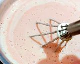 व्हाइट चॉकलेट और स्ट्रॉबेरी होट शेक (White chocolate aur strawberry hot shake recipe in Hindi) रेसिपी चरण 4 फोटो