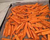 Édesburgonya tejfölös fokhagymás combbal recept fázis 1 fotója