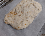 Foto del paso 5 de la receta: Coca de panadero de chicharrones, anís y almendras