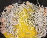 Foto del paso 3 de la receta: Gulas con gambas y huevo