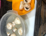 Foto del paso 1 de la receta: Champiñones rellenos en su salsa