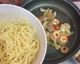 Foto langkah ke 2 dari resep Spagetti Bakso Udang Goreng Lada Hitam.