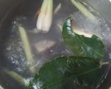 Foto langkah ke 2 dari resep Tom Kha Gai (Thai Chicken Coconut Soup).