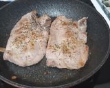 Foto del paso 4 de la receta: Chuletas de aguja de cerdo con champiñones a la mostaza