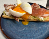 Foto del paso 3 de la receta: Tostada con ibérica con huevo poché