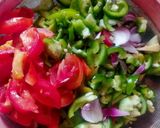 शिमला मिर्च आलू की सब्जी(SHIMLA MIRCH ALOO KI SABZI RECIPE IN HINDI) रेसिपी चरण 2 फोटो