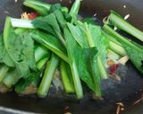 Foto langkah ke 2 dari resep Tumis Sawi Teri Kacang.