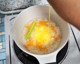 Foto langkah ke 4 dari resep Mpasi Nasi Telur [Cepat dan Mudah].