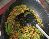 รูปขั้นตอนการทำที่ 4 ของ คั่วกลิ้งหมูสับใส่ถั่วฝักยาว