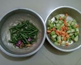 Foto langkah ke 1 dari resep Sayur bening labu kacang panjang.