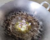 Gambar langkah 2 resipi Kangkung Goreng Belacan.