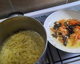 Foto del paso 5 de la receta: Fideos, hongos de pino, tomate y algo más