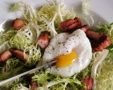 Foto del paso 6 de la receta: Ensalada de lechuga frisée, tocino y huevo poché