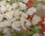 Foto langkah ke 2 dari resep Sayur Sop dengan Bakso dan Sosis Bumbu Racik.