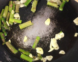 Foto del paso 3 de la receta: Trucha con verduritas salteadas y patatas al lekue