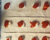 Foto del paso 2 de la receta: Saquitos hojaldre rellenos de camembert-mermelada de pimiento
