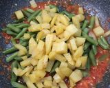 Foto langkah ke 5 dari resep Kentang buncis sambel goreng.