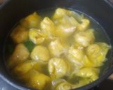 รูปขั้นตอนการทำที่ 4 ของ เกี๊ยวน้ำไก่ใส่ลูกชิ้นปลา