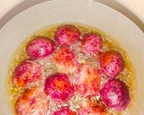 Foto langkah ke 3 dari resep Ubi Ungu isian Gula merah simple.