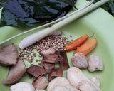 Foto langkah ke 1 dari resep Ayam goreng bawang putih.