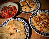 Foto del paso 15 de la receta: Quesadillas de jamón ibérico, tinga de pollo y setas con pico de gallo