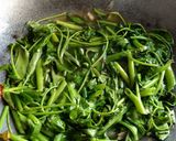 Foto langkah ke 2 dari resep Tumis Kangkung Saos Tiram.