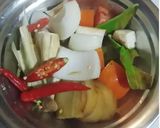 รูปขั้นตอนการทำที่ 2 ของ ต้มยำปลาหมึกน้ำใส