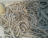 Foto del paso 3 de la receta: Spaguetti negro con gulas y gambas
