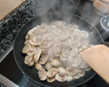 Foto del paso 5 de la receta: Champiñones salteados con cebolla 🍃