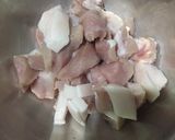 รูปขั้นตอนการทำที่ 1 ของ หมูสามชั้น คั่วพริกเกลือกระเทียม 🐽