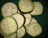 A picture of step 3 of Baingan bhaja.