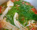 Hình bước làm 3 của món Canh nấm kim châm rau thì là