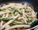 Hình bước làm 4 của món Nấm xào lá chanh