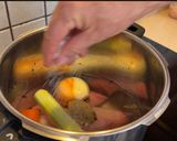 Foto del paso 2 de la receta: Manitas de cerdo en salsa con garbanzos