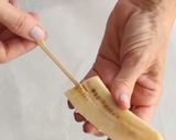 Foto del paso 2 de la receta: Paletas congeladas de plátano