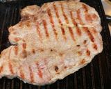 Foto del paso 4 de la receta: Chuletas de cerdo vetadas asadas a la plancha y chips de papas a la parmesana