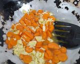 Foto langkah ke 4 dari resep Wortel Tumis Telur.