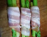 Hình bước làm 2 của món Măng Tây Cuộn bacon