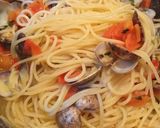 Foto del passaggio 5 della ricetta Spaghetti alle vongole